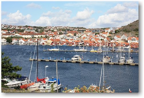 blick von der sankt goeransoe auf hunnebostrand und dessen yachthafen