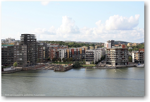blick von der stena germanica auf wohnhaeuser in goeteborgs hafenquartier eriksberg