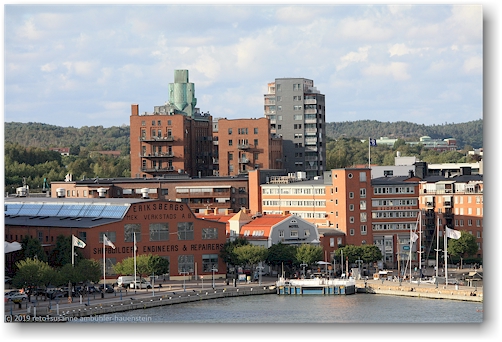 blick von der stena germanica auf wohnhaeuser in goeteborgs hafenquartier eriksberg