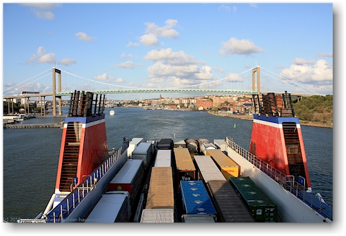 die stena germanica verlaesst goeteborg - aelvsborgsbron im hintergrund