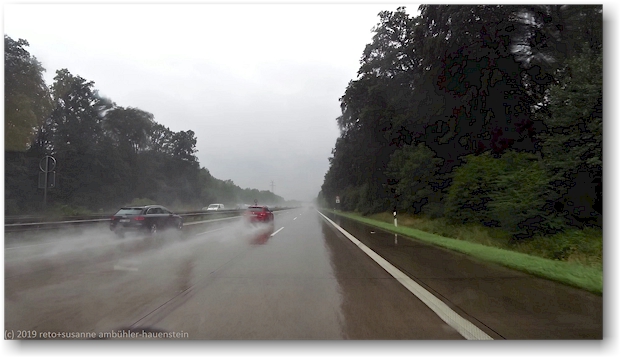 heftiger regen ueber der autobahn A1