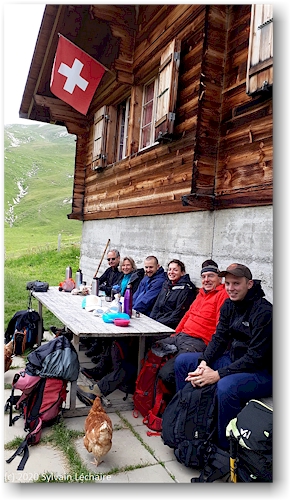 mittagsrast bei der alphuette am iffigsee - reto, susanne, daniel, tamara, carlo und tobias