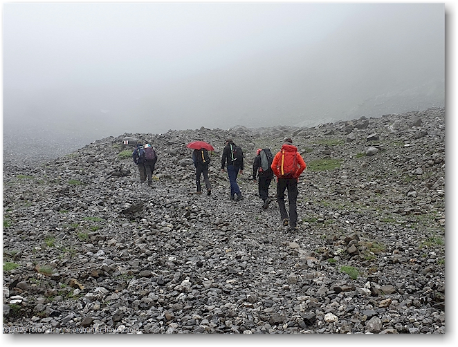unsere gruppe beim abmarsch von der wildhornhuette