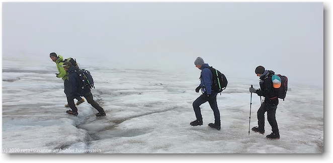 sylvain, daniel, tobias und tamara beim aufstieg ueber den chilchligletscher