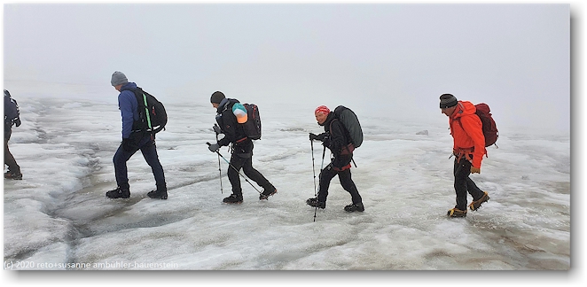tobias, tamara, susanne und carlo beim aufstieg ueber den chilchligletscher