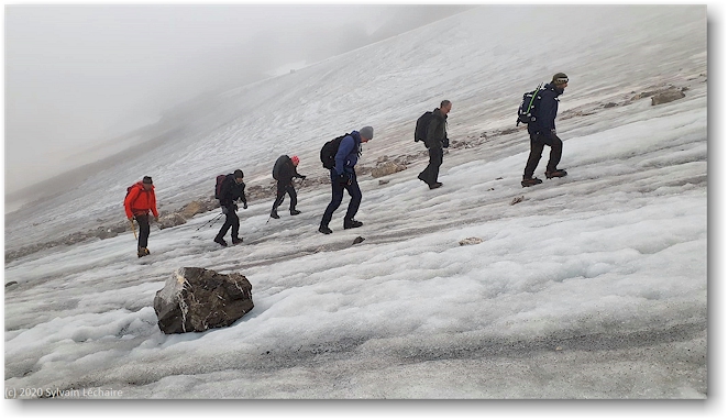 carlo, tamara, susanne, tobias, reto und daniel beim aufstieg ueber den chilchligletscher