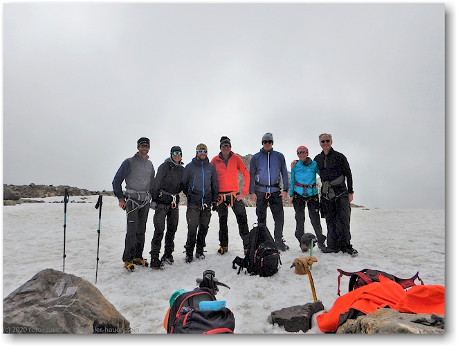 kurzrast zwischen tungelgletscher und glacier de tene - sylvain, tamara, daniel, carlo, tobias, susanne und reto