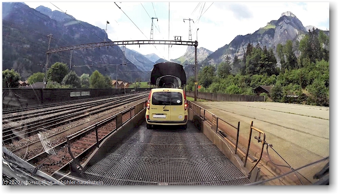 auf dem autozug bei der verladestelle kandersteg