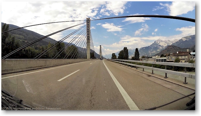 haengebruecke im verlauf der A9 bei sion