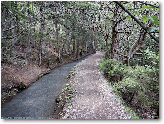 wanderweg entlang der bisse d'ayent als gegrabener kanal