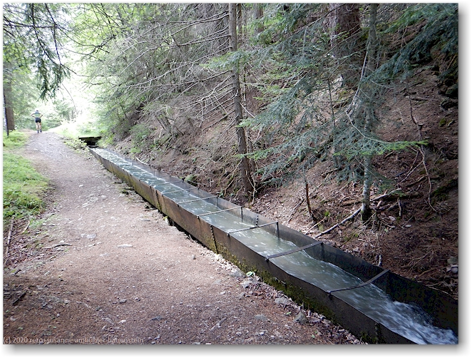 wanderweg entlang der bisse d'ayent als metallener kanal