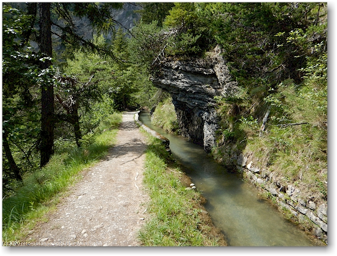 wanderweg entlang der bisse d'ayent als gemauerter kanal