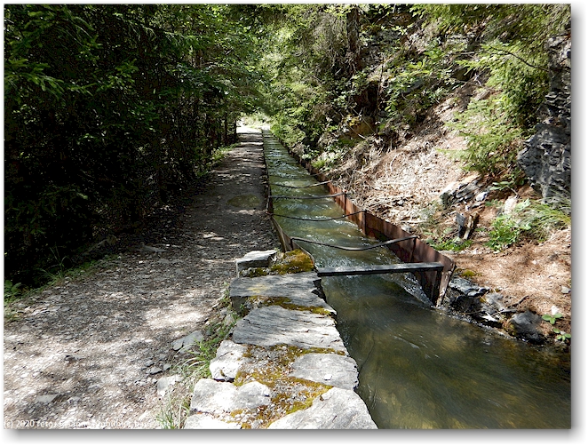 wanderweg entlang der bisse d'ayent als metallener kanal
