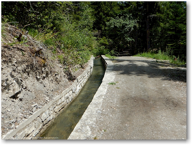 wanderweg entlang der bisse d'ayent als gemauerter kanal