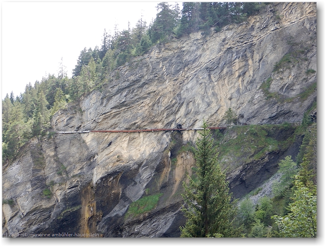 bisse d'ayent als an der felswand haengender holzkanal