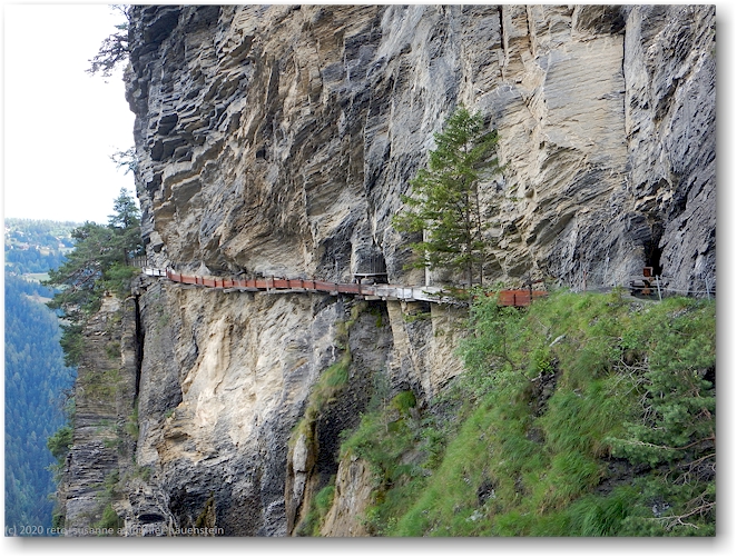bisse d'ayent als an der felswand haengender holzkanal