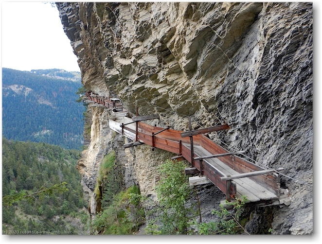 bisse d'ayent als an der felswand haengender holzkanal