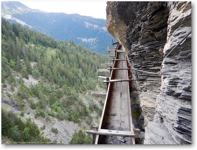 bisse d'ayent als an der felswand haengender holzkanal