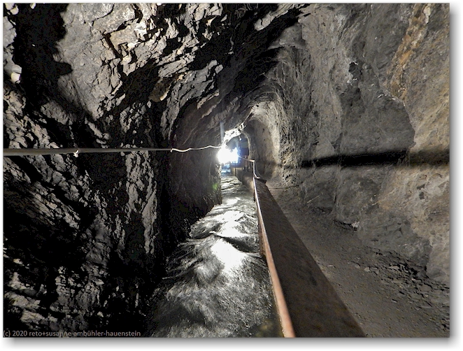 wanderweg entlang der bisse d'ayent durch tunnel