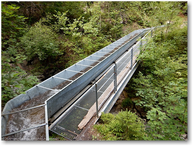 wanderweg entlang der bisse d'ayent ueber eine bruecke