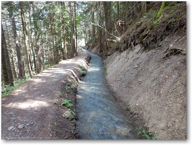 wanderweg entlang der bisse d'ayent als gegrabener kanal