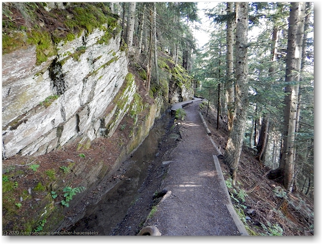 bisse du ro als graben neben wanderweg