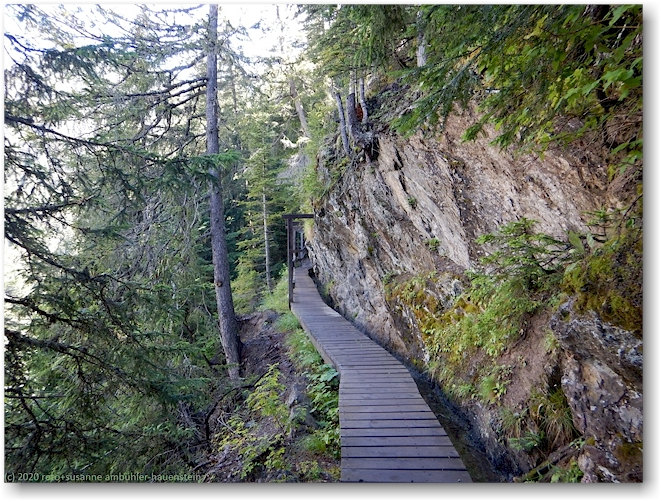 wandersteg an felswand entlang der ehemaligen bisse du ro