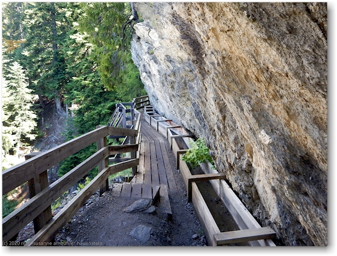 bisse du ro als holzkanal neben wandersteg an felswand