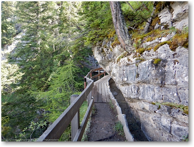 bisse du ro als graben neben wandersteg an felswand