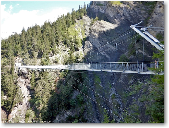 haengebruecke im verlauf des wanderweges entlang der bisse du ro