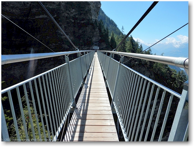haengebruecke im verlauf des wanderweges entlang der bisse du ro