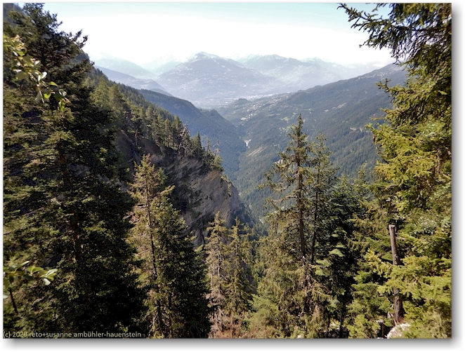 blick vom wanderweg entlang der bisse du ro richtung rhonetal