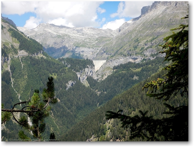 blick vom wanderweg entlang der bisse du ro auf die staumauer des lac de tseuxier