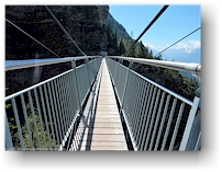 haengebruecke im verlauf des wanderweges entlang der bisse du ro