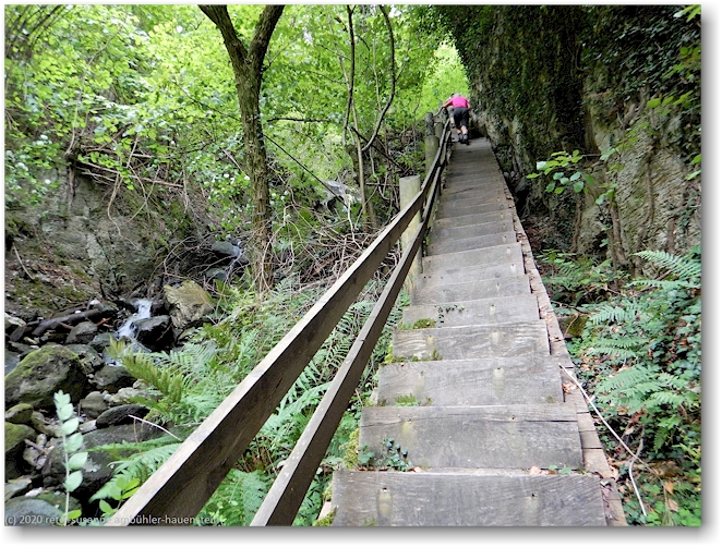 treppe im verlauf des wanderweg entlang der borgne