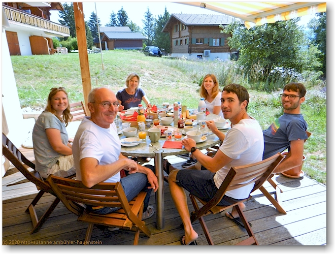 brunch auf der sonnenterrasse des chalet carlo in arbaz