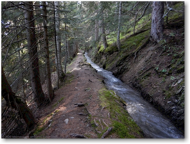wanderweg entlang der bisse de sion bei anzere