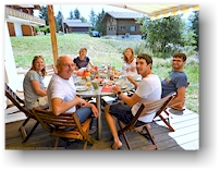 brunch auf der sonnenterrasse des chalet carlo in arbaz