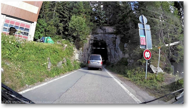 einfahrt zu einem weiteren tunnel im verlauf der bergstrasse zum lac de tseuzier