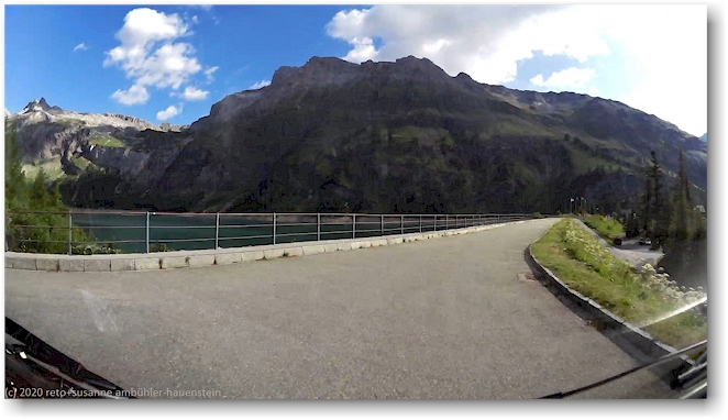fahrt ueber den staudamm des lac de tseuzier