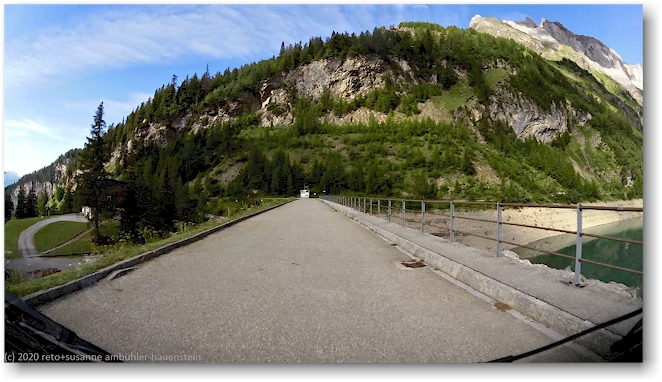 fahrt ueber den staudamm des lac de tseuzier
