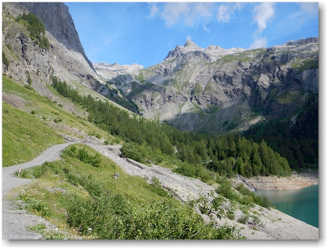 ufer des lac de tseuzier mit schnidehore im hintergrund