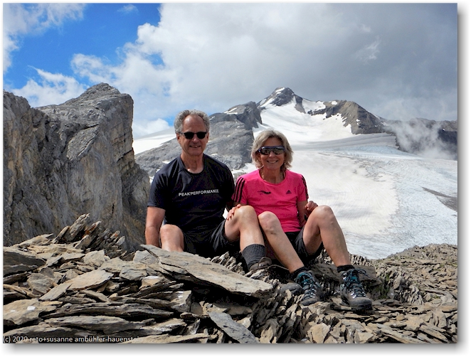 reto und susanne auf dem schnidejoch mit wildhorn im hintergrund