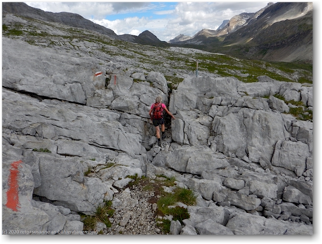 wanderweg durch unwegsames gelaende