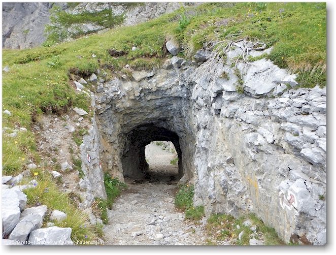 tunnel im verlauf des wanderweges bei armillon