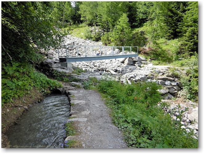 bruecke im verlauf des wanderweges entlang der bisse de sion