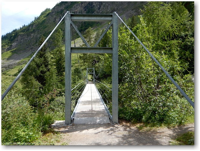 haengebruecke ueber einen zufluss zum lac de tseuzier