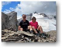 reto und susanne auf dem schnidejoch mit wildhorn im hintergrund