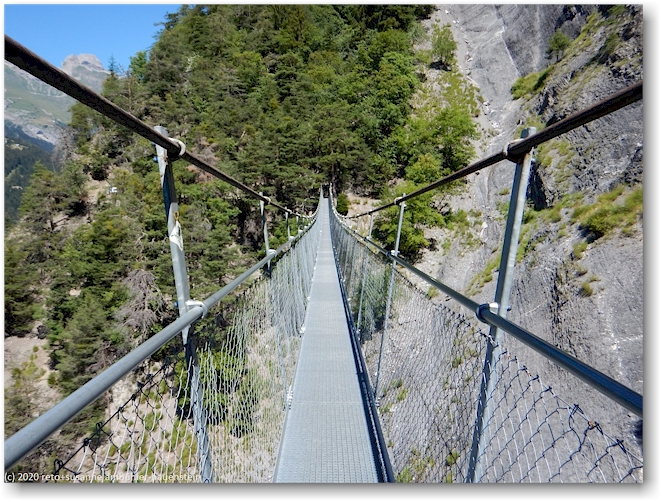 erste haengebruecke im verlauf des wanderweges entlang der bisse du torrent-neuf