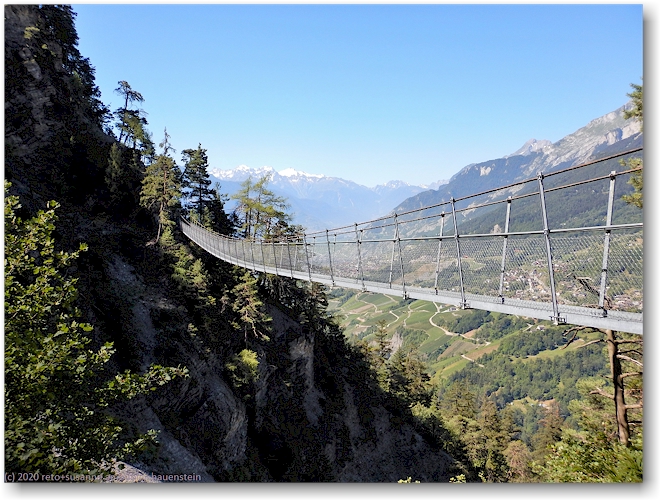 erste haengebruecke im verlauf des wanderweges entlang der bisse du torrent-neuf